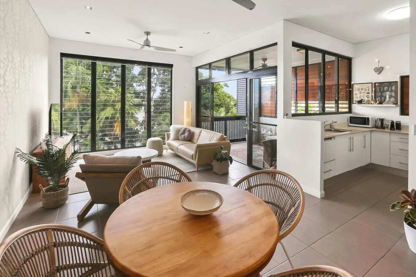 Ocean Horizons With Coral Sea Views Apartment Trinity Beach Australia