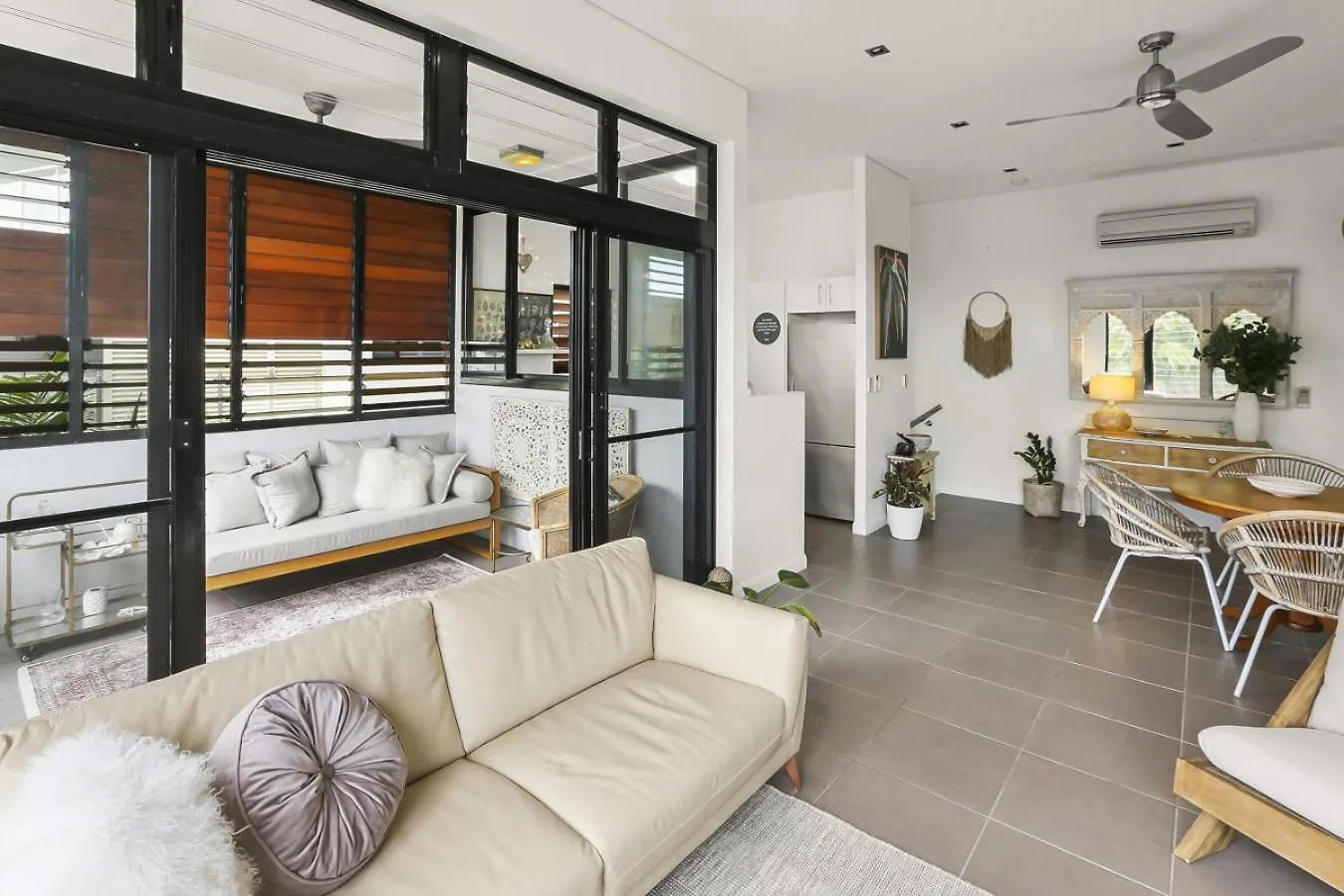 Ocean Horizons With Coral Sea Views Apartment Trinity Beach Australia