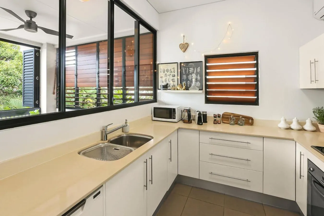 Ocean Horizons With Coral Sea Views Apartment Trinity Beach